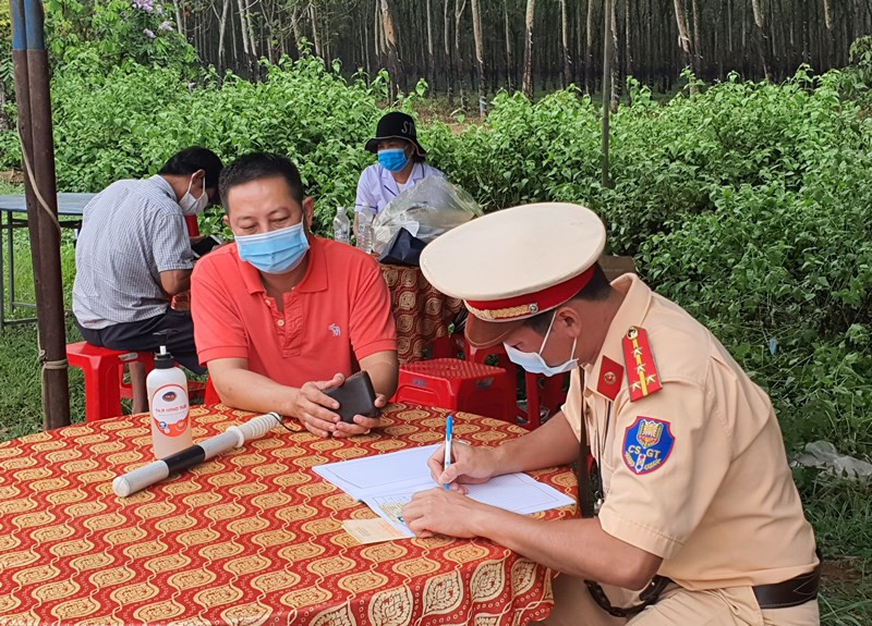 Lực lượng chức năng tỉnh Bà Rịa - Vũng Tàu xử phạt nghiêm các trường hợp ra ngoài không có lý do chính đáng.