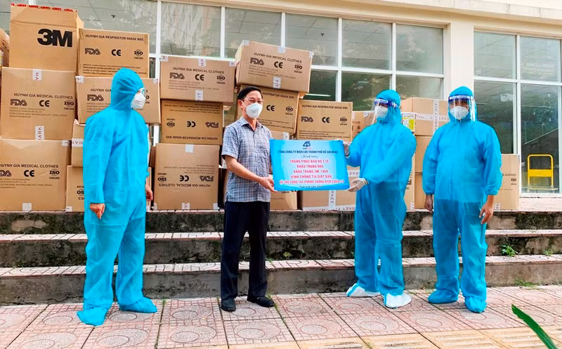 Đại diện Công đoàn EVNHCMC trao tặng trang thiết bị y tế cho bệnh viện điều trị Covid-19 số 12.