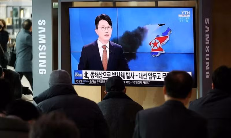 Người dân ở Seoul của Hàn Quốc theo dõi vụ phóng tên lửa của Triều Tiên trên TV. (Ảnh: Reuters)