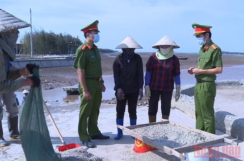 An ninh, trật tự tại cơ sở được củng cố vững chắc khi Công an chính quy đảm nhiệm chức danh Công an xã tại 241/241 xã trên địa bàn tỉnh Thái Bình.