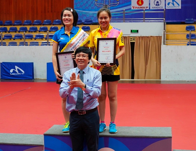 Phó Chủ tịch Hội Nhà báo Việt Nam Hồ Quang Lợi trao giải Hoa khôi và Á khôi. Đội bóng bàn Báo Nhân Dân lần đầu giành Huy chương bạc -0