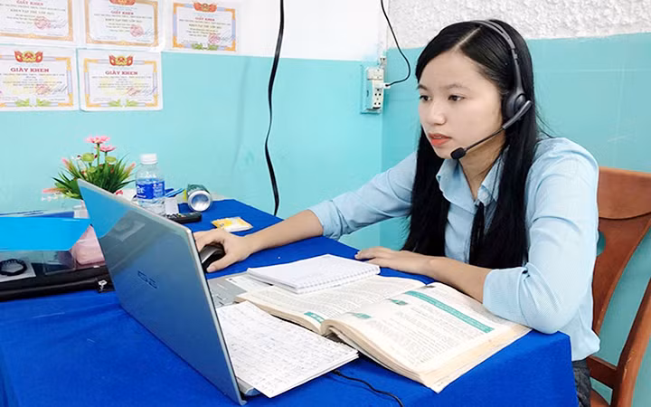 Nhờ có kho học liệu online, các giáo viên có thể làm phong phú hơn nội dung giảng dạy. Ảnh: TRẦN MINH