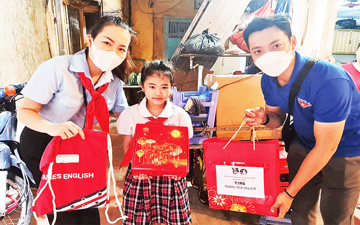 Đại diện Quận đoàn Ba Đình tặng quà Trung thu cho các em thiếu nhi có hoàn cảnh khó khăn.