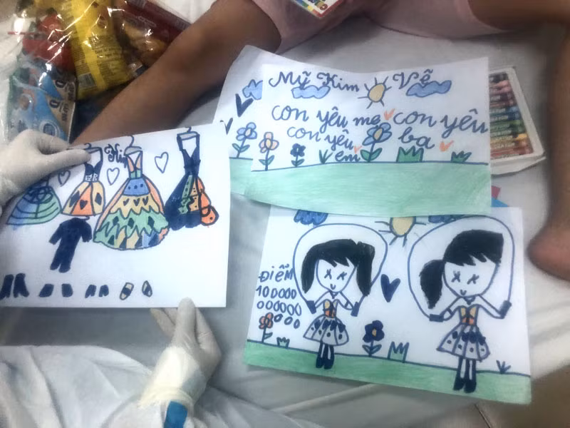 “Con yêu mẹ, con yêu ba”, bệnh nhân MK gửi tình yêu thương cho ba mẹ qua nét vẽ.