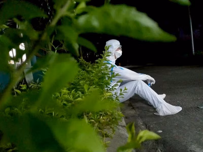 Phút nghỉ ngơi hiếm hoi giữa đêm.