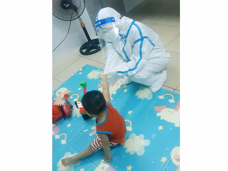 Thăm khám cho bệnh nhi nhỏ tuổi.