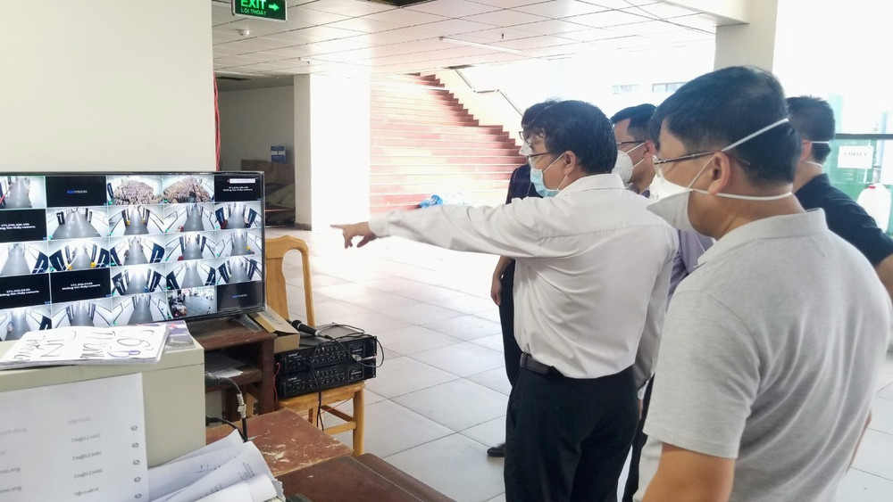Đoàn kiểm tra khu cách ly tập trung tại Trường Đại học Ngoại ngữ - Tin học TP Hồ Chí Minh. (Ảnh: HOÀI THƯƠNG)
