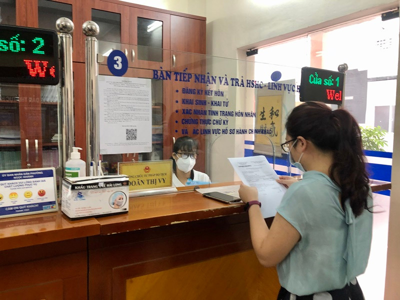 Công dân đến làm thủ tục tại bộ phận “Một cửa” phường Ngọc Khánh, quận Ba Đình. Hà Nội ngày đầu triển khai thí điểm mô hình chính quyền đô thị -0