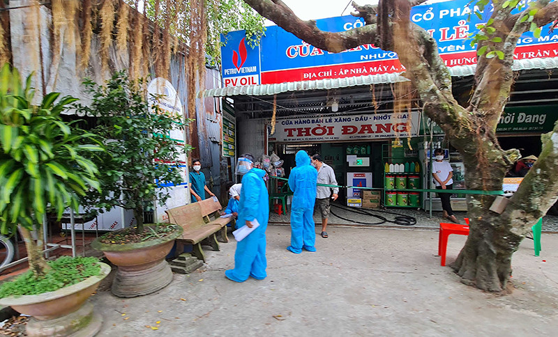 Lực lượng y tế lưu động xã Khánh Hưng (huyện Trần Văn Thời, Cà Mau) điều tra, truy vết F1, F2. Cà Mau kích hoạt cao nhất hệ thống phòng dịch tuyến cơ sở -0