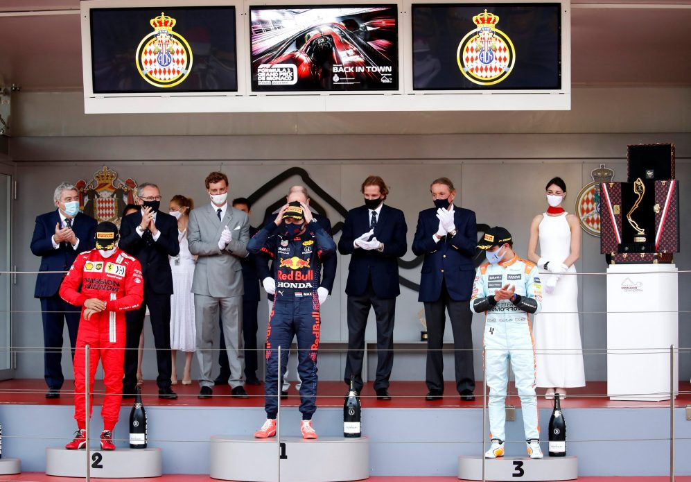 Max Verstappen bước lên bục podium cùng Carlos Sainz (Ferrari) xếp thứ hai và Lando Norris (McLaren) xếp thứ ba. (Ảnh: F1) Monaco GP gọi tên Max Verstappen -0