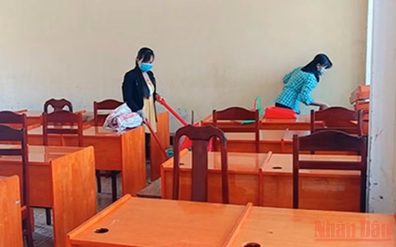 Vệ sinh trường lớp, chuẩn bị vào năm học mới .