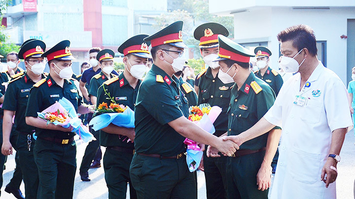 Bác sĩ, điều dưỡng lên đường đến huyện đảo Trường Sa
