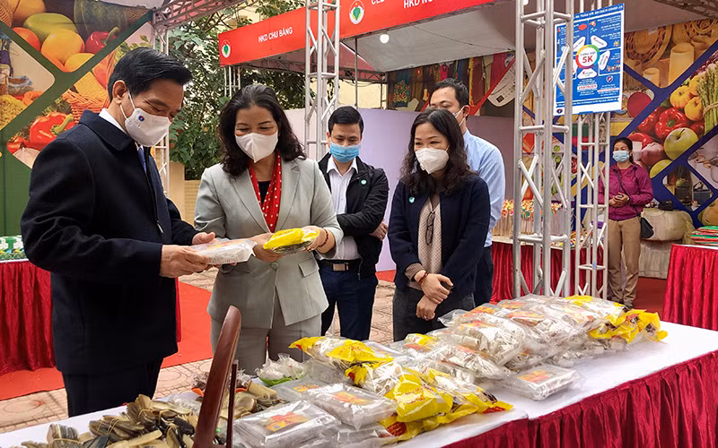 Lãnh đạo Sở Công thương Hà Nội thăm quan các gian hàng tại Tuần hàng Việt TP Hà Nội tổ chức tại huyện Ba Vì.