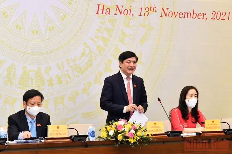 Tổng Thư ký Quốc hội Bùi Văn Cường phát biểu tại họp báo công bố kết quả kỳ họp trưa 13/11. (Ảnh: THỦY NGUYÊN)