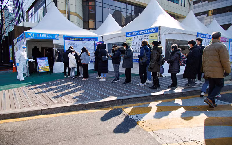 Người dân chờ xét nghiệm Covid-19 tại một trung tâm y tế cộng đồng ở Seoul, Hàn Quốc, tháng 2/2022. (Ảnh: Reuters)