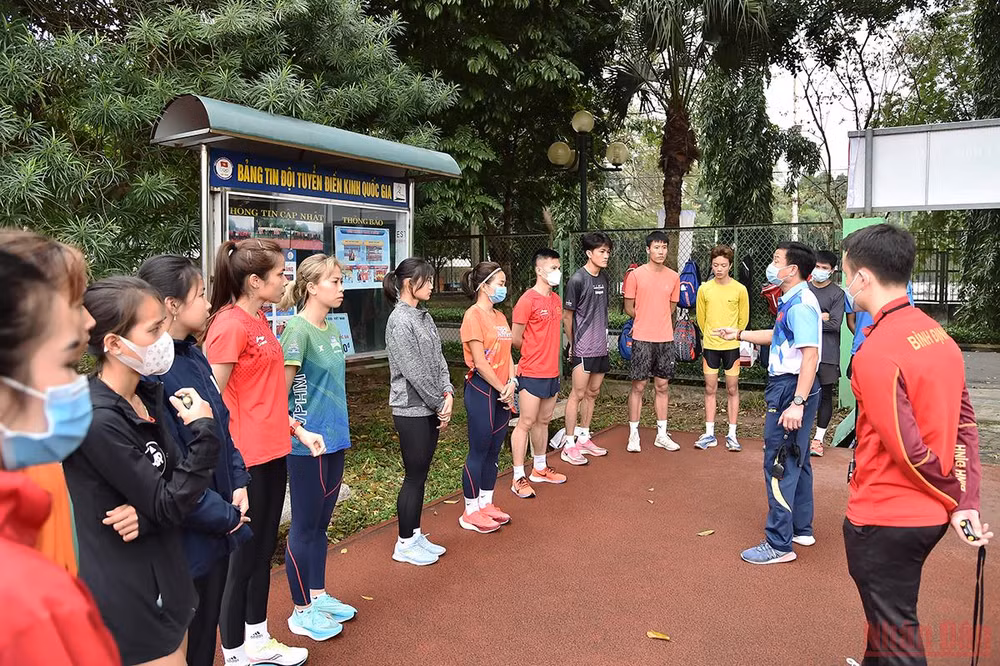 Để chuẩn bị cho SEA Games 31 trên sân nhà, đội tuyển Điền kinh Việt Nam đã triệu tập 75 vận động viên bao gồm: 41 tuyển thủ tập trung tại Trung tâm huấn luyện thể thao quốc gia Hà Nội; Trung tâm huấn luyện thể thao quốc gia Cần Thơ: 3 vận động viên; Trung tâm huấn luyện thể thao quốc gia Đà Nẵng: 11 vận động viên; Trung tâm huấn luyện thể thao quốc gia thành phố Hồ Chí Minh: 10 vận động viên và Đại học Thể dục thể thao Từ Sơn: 8 vận động viên. 