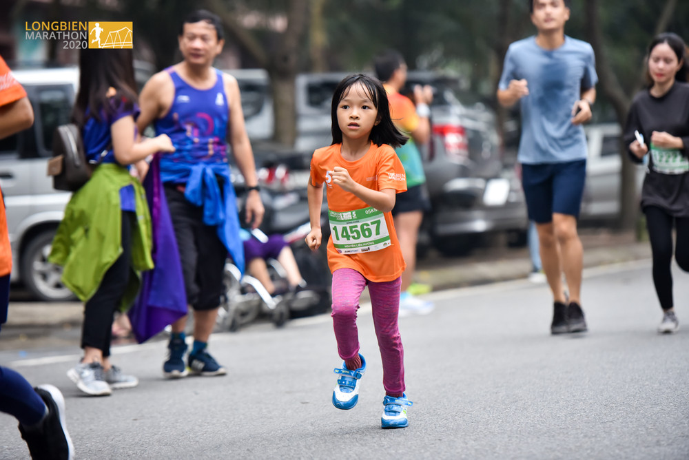 Giải chạy còn có sự tham gia của các em nhỏ ở cự ly 5km. 5000 vận động viên tham dự Longbien Marathon 2020 -0