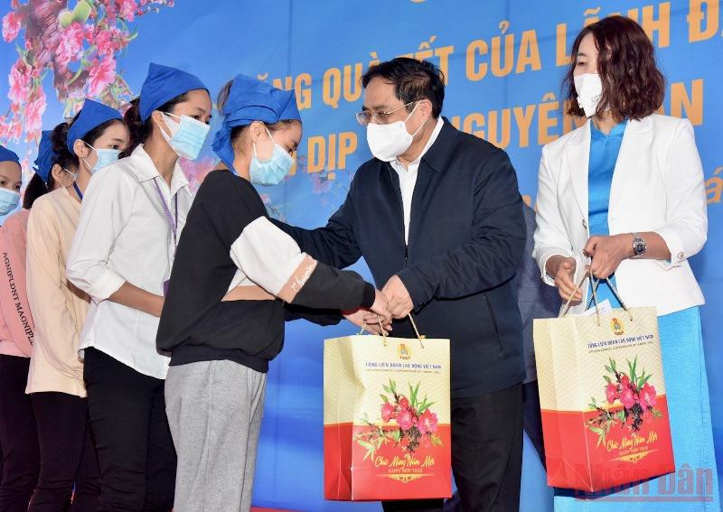 Thủ tướng Phạm Minh Chính tặng quà cho người lao động. Phát huy truyền thống Thanh Hóa anh hùng; chăm lo Tết cho người lao động -0
