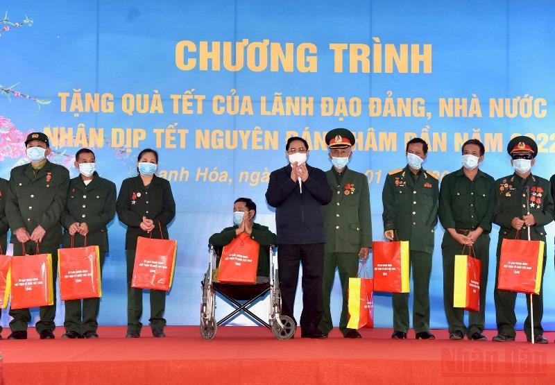 Thủ tướng Phạm Minh Chính tặng quà cho đối tượng chính sách, hộ nghèo. Phát huy truyền thống Thanh Hóa anh hùng; chăm lo Tết cho người lao động -0