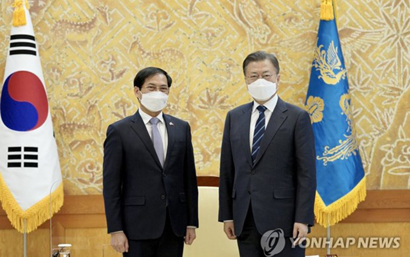 Bộ trưởng Ngoại giao Bùi Thanh Sơn hội kiến Tổng thống Hàn Quốc Moon Jae-in. (Nguồn: Yonhap)