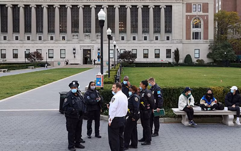 Cảnh sát có mặt tại khuôn viên trường học, sau khi nhận được tin đánh bom. (Ảnh: Reuters)
