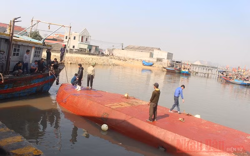Tàu bị lật úp tại cảng cá Lạch Cờn, phường Quỳnh Phương, thị xã Hoàng Mai.