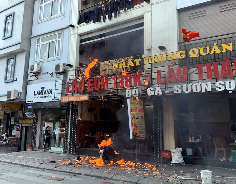 Hiện trường vụ cháy tại nhà hàng số 18 phố Thượng Đình.
