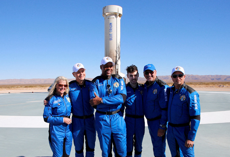 Khách mời Michael Strahan (thứ ba từ trái sang) trong chuyến bay thứ ba đưa khách vào không gian của Blue Origin (Ảnh: REUTERS) Năm 2021: Những dấu mốc khiến du lịch không gian không chỉ là viễn tưởng -0