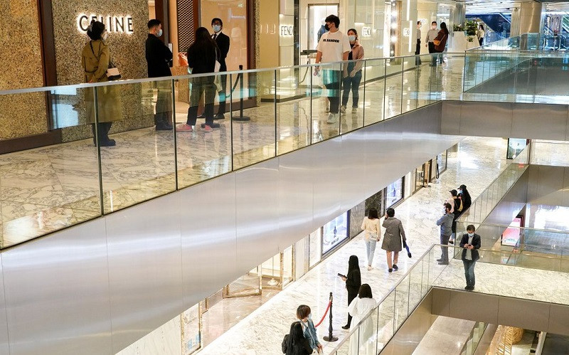 Người dân Sydney đi mua sắm tại một trung tâm thương mại khi các cửa hàng tại đây được phép mở cửa trở lại cho khách hàng đã tiêm vaccine ngừa Covid-19, Sydney, Australia, ngày 12/10/2021. (Ảnh: Reuters)