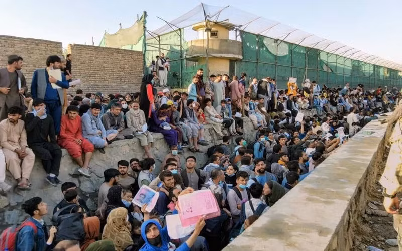 Đám đông chờ bên ngoài sân bay Kabul, ngày 25/8. (Ảnh: Reuters)