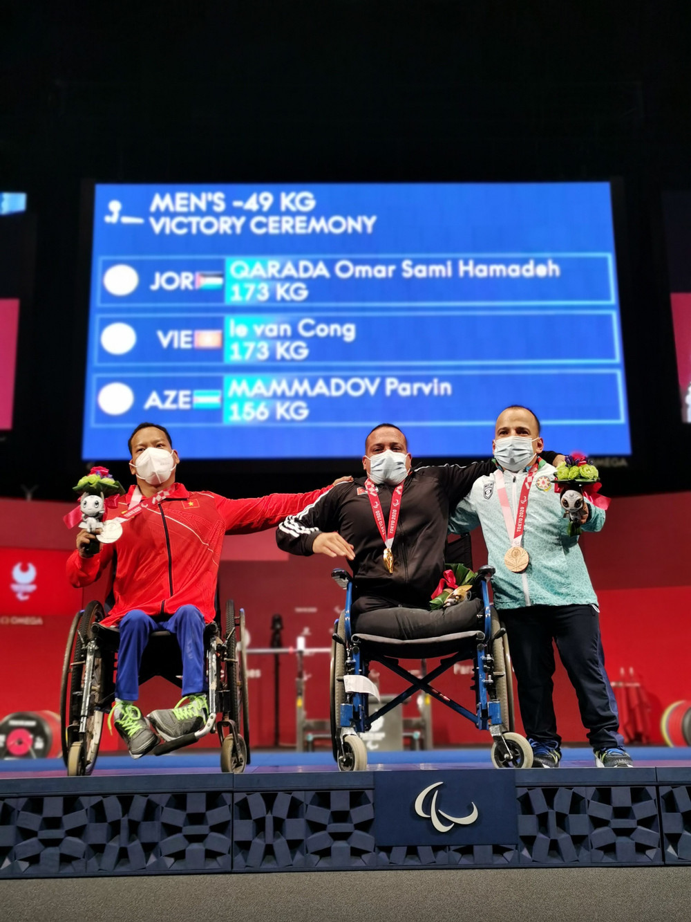 Lê Văn Công cùng các đô cử trên bục chiến thắng. Lê Văn Công giành Huy chương bạc Paralympic 2020 -0