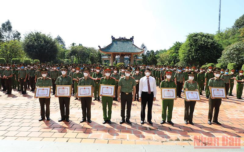 Trao tặng bằng khen cho 7 tập thể, cá nhân các đơn vị Bộ Công an có thành tích xuất sắc trong hỗ trợ Đồng Nai chống dịch.