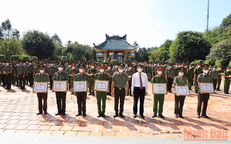 Trao tặng bằng khen cho 7 tập thể, cá nhân các đơn vị Bộ Công an có thành tích xuất sắc trong hỗ trợ Đồng Nai chống dịch.