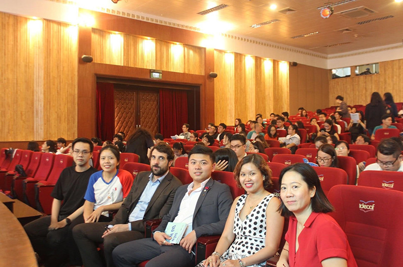 Anh Nguyễn Phan Bảo Thụy (thứ 3 từ phải sang) cùng các anh chị Campus France tại Diễn đàn du học 2020. Diễn đàn du học Pháp 2021: Điểm hẹn của những du học sinh -0