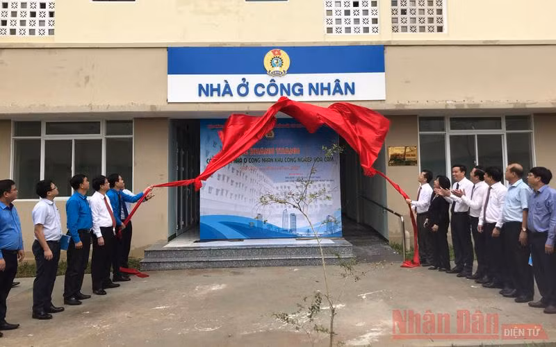 Các đại biểu mở bảng tên Công trình