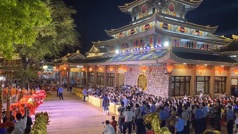 Lễ hội Vía Bà Chúa Xứ núi Sam luôn thu hút đông đảo người tham quan.