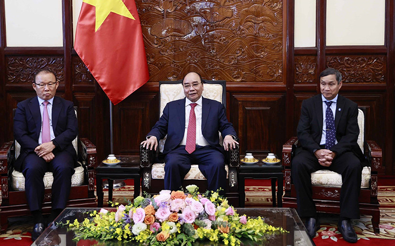 Huấn luyện viên bóng đá nam Park Hang-seo và Huấn luyện viên bóng đá nữ Mai Đức Chung là hai huấn luyện viên xuất sắc đại diện cho các huấn luyện viên có nhiều cống hiến, lập thành tích xuất sắc tại SEA Games 31. 