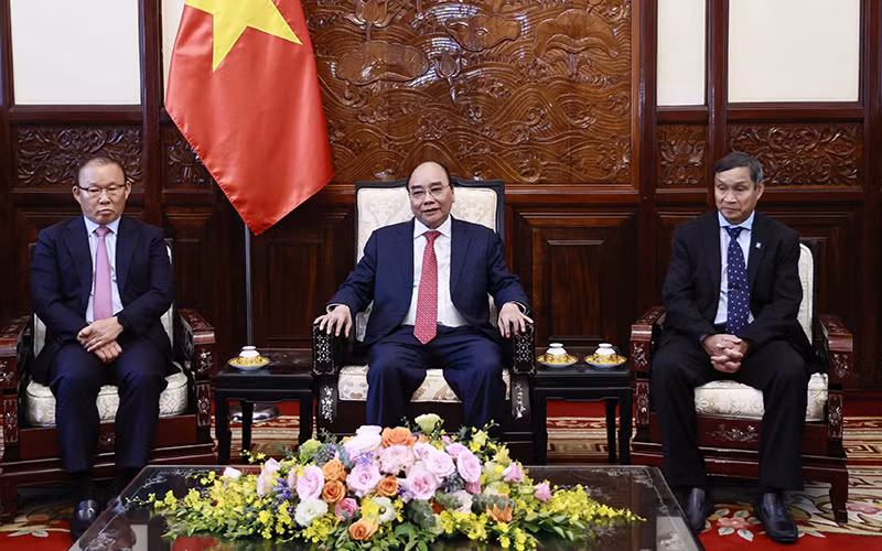 Huấn luyện viên bóng đá nam Park Hang-seo và Huấn luyện viên bóng đá nữ Mai Đức Chung là hai huấn luyện viên xuất sắc đại diện cho các huấn luyện viên có nhiều cống hiến, lập thành tích xuất sắc tại SEA Games 31. 