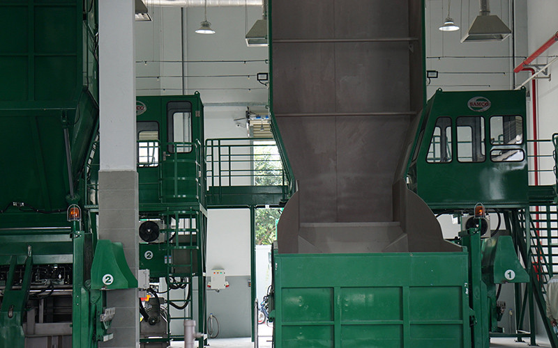Rác sẽ được đưa vào thùng ép kín trước khi vận chuyển lên bãi rác Khánh Sơn. Đà Nẵng đưa vào vận hành thử nghiệm trạm trung chuyển rác thải hiện đại -0