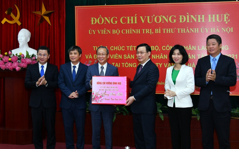 Các đồng chí lãnh đạo thành phố tặng quà Tết cho Tổng Công ty vận tải Hà Nội. 2_7332-1612418727055.jpg