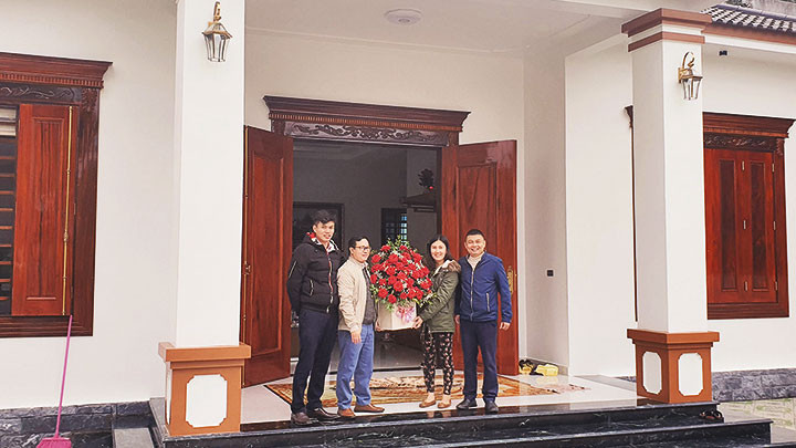 Cán bộ NHCSXH huyện Quỳ Hợp mừng nhà mới gia đình anh Bùi Đức Kiên ở Khối 11, thị trấn Quỳ Hợp, được vay vốn của NHCSXH làm nhà ở theo Quyết định 100/CP.