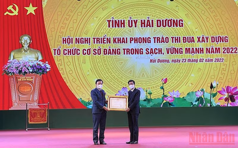 Đồng chí Phạm Xuân Thăng trao Huân chương Lao động hạng Nhì của Đảng, Nhà nước tặng Ban Dân vận Tỉnh ủy Hải Dương.