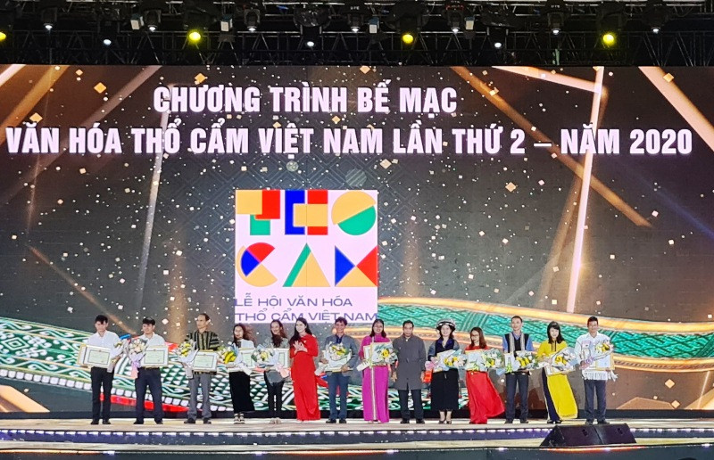 Ban tổ chức trao Bằng khen của Bộ Văn hóa, Thể thao và Du lịch, giấy chứng nhận của Ban tổ chức cho các đơn vị tham gia.