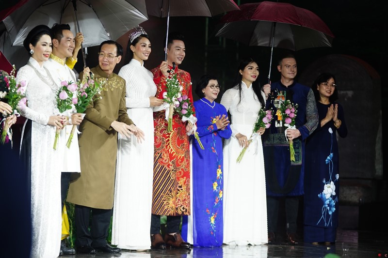 Các đại biểu tặng hoa cho Đại sứ Áo dài năm 2020. Đặc sắc Lễ khai mạc Lễ hội Áo dài TP Hồ Chí Minh lần thứ 7 -0