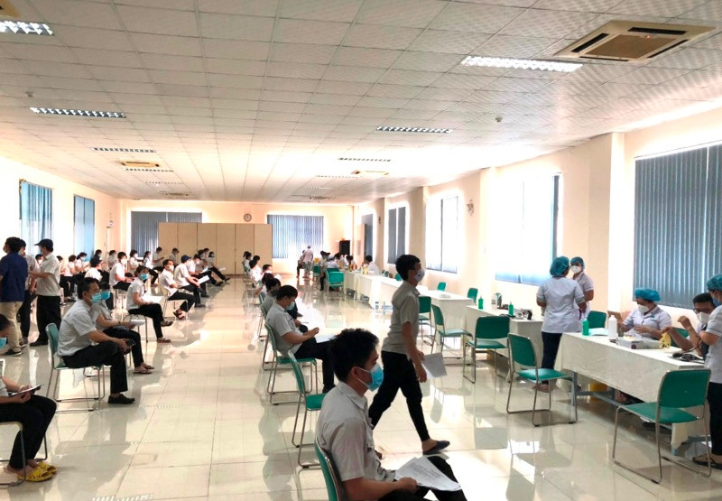 Công nhân trong Khu chế xuất Tân Thuận, quận 7 chờ tiêm vaccine. Đóng cửa 29 doanh nghiệp trong Khu chế xuất Tân Thuận phòng dịch -0