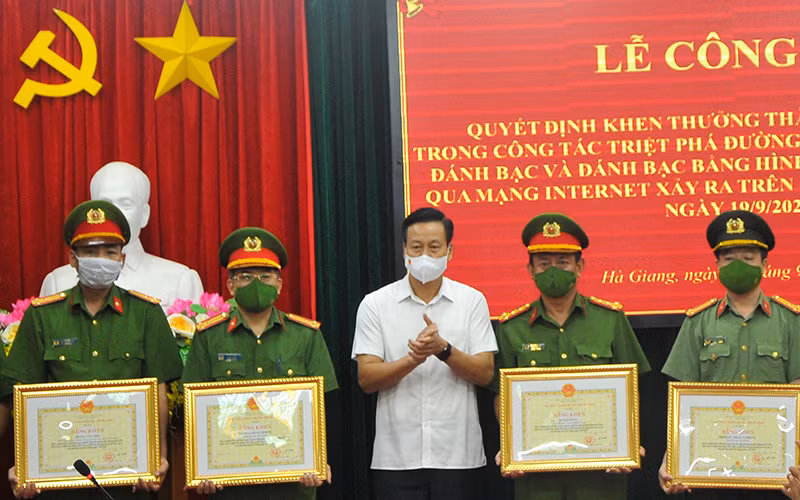 Chủ tịch UBND tỉnh Hà Giang Nguyễn Văn Sơn tặng Bằng khen cho các tập thể, cá nhân có thành tích xuất sắc triệt phá đường dây cá độ bóng đá.