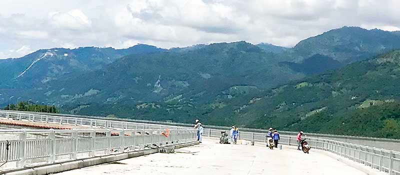 Công nhân của đơn vị thi công dọn vệ sinh mặt nền đập. Ninh Thuận đẩy nhanh tiến độ thi công công trình thủy lợi trọng điểm -0