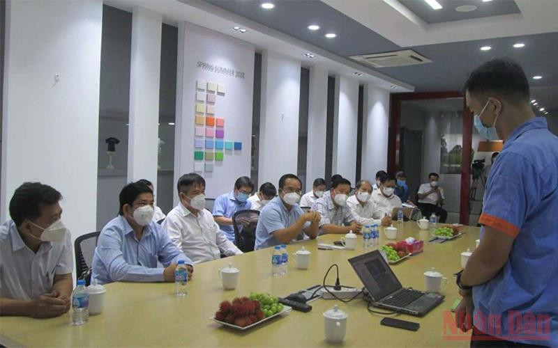 Đoàn công tác của Bí thư Tỉnh ủy Long An Nguyễn Văn Được kiểm tra phương án phục hồi sản xuất tại Công ty TNHH MTV Công nghiệp Huafu, chiều 27/9. Long An ưu tiên vaccine tiêm cho công nhân để phục hồi nền kinh tế -0