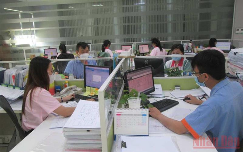 Người lao động Công ty TNHH MTV Công nghiệp Huafu làm việc “3 tại chỗ” ngày 27/9. Long An ưu tiên vaccine tiêm cho công nhân để phục hồi nền kinh tế -0
