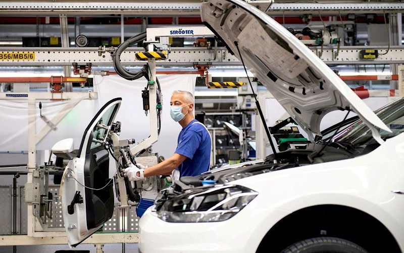 Dây chuyền lắp ráp ô-tô ở Wolfsburg, Đức. (Ảnh: Reuters)